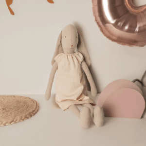 Maileg Bunny Μέγεθος 3 με ροζ νυχτικό – Λούτρινο κουνελάκι 42 εκ. για αγκαλιές