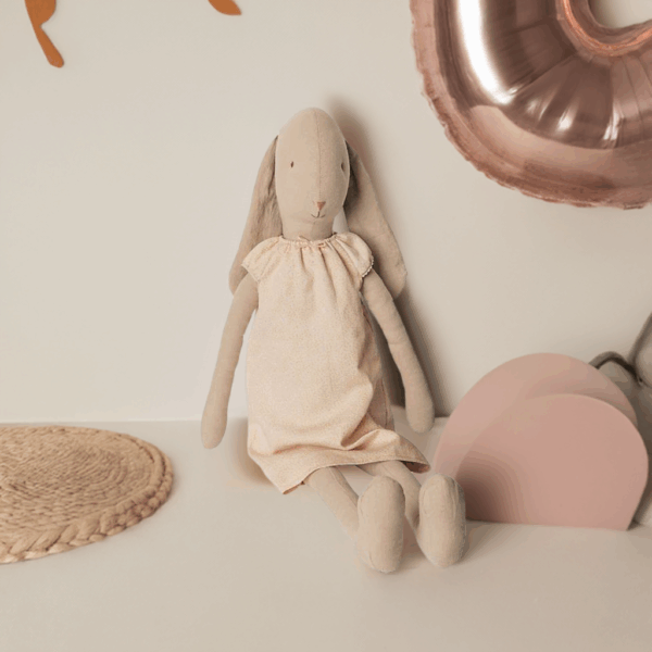 Maileg Bunny Μέγεθος 3 με ροζ νυχτικό – Λούτρινο κουνελάκι 42 εκ. για αγκαλιές