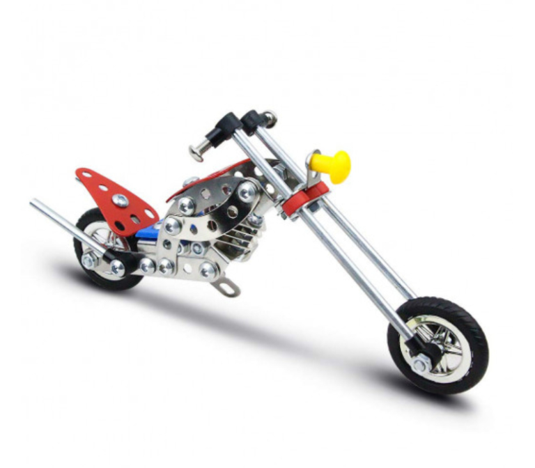 3D κατασκευή μηχανής Harley από μέταλλο με αριθμημένα κομμάτια και εργαλεία συναρμολόγησης.