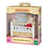 Μωρό κουνελάκι Sylvanian Families στο κρεβατάκι του, έτοιμο για ύπνο