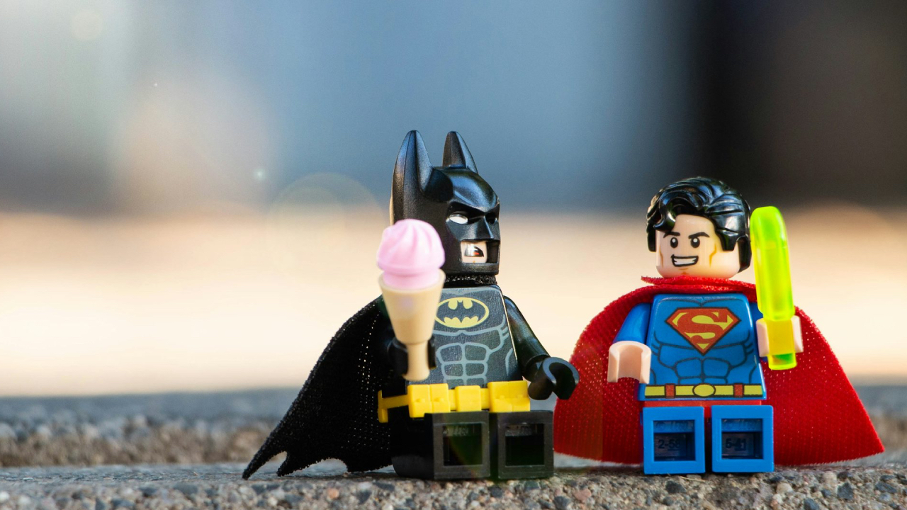 Η LEGO, που ξεκίνησε από έναν ξυλουργό στη Δανία το 1932, σήμερα είναι ένα από τα πιο δημοφιλή παιχνίδια στον κόσμο, ενθαρρύνοντας τη δημιουργικότητα μικρών και μεγάλων.