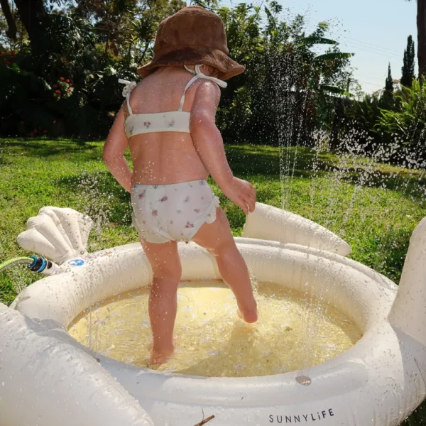 SUNNYLiFE Princess Swan φουσκωτή παιδική πισίνα με σπρινκλερ