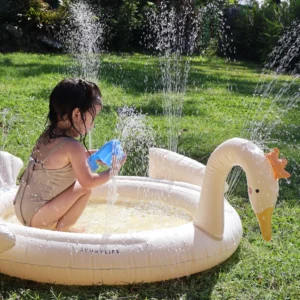 SUNNYLiFE Princess Swan φουσκωτή παιδική πισίνα με σπρινκλερ