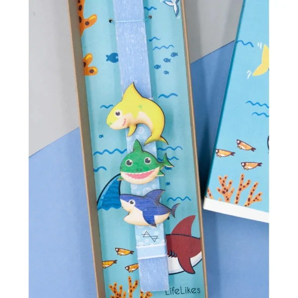 Λαμπάδα με καρχαρίες και μαγνητάκια Baby Shark σε κουτί