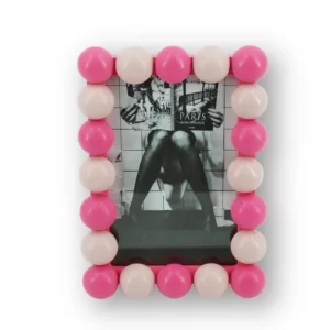 Κορνίζα HOUSEVITAMIN με beaded περίγραμμα σε Light και Neon Pink, διαστάσεων 18.5x13.5 cm