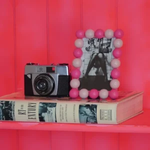 Κορνίζα HOUSEVITAMIN με beaded περίγραμμα σε Light και Neon Pink, διαστάσεων 18.5x13.5 cm