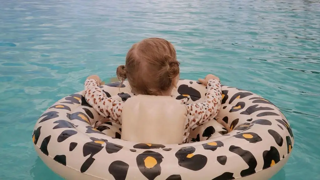 παιδί σε σωσίβιο στη θάλασσα με Swim Essentials καλοκαιρινά αξεσουάρ